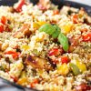 Een Romige Couscous Salade Met Gebakken Rundsvlees En Paprika's