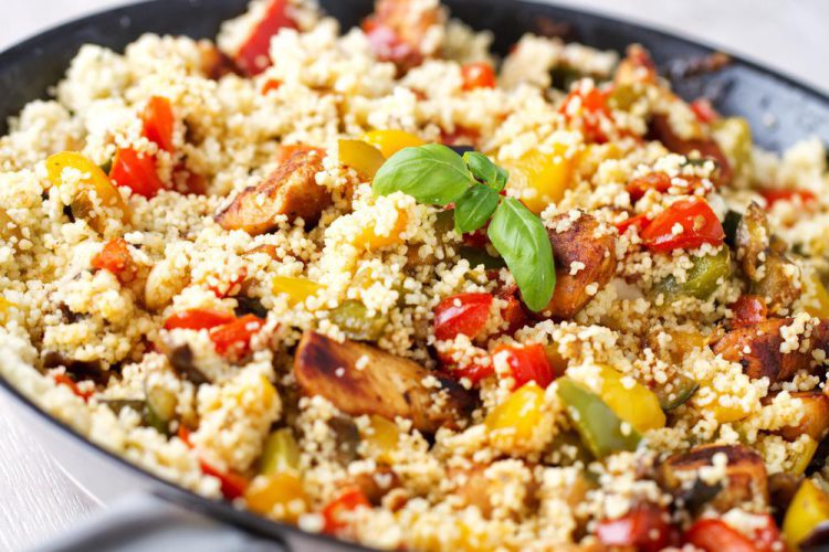 Een romige couscous salade met gebakken rundsvlees en paprika's