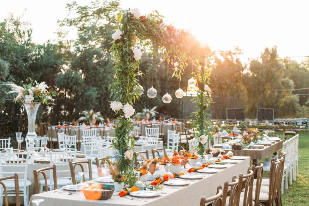 Tafel dekken voor een evenementenfeest of huwelijksreceptie