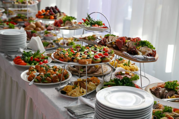 Een luxe catering service. Restauranttafel met verschillende soorten verse vleesgerechten op evenement.