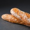 Bijgesneden Foto Van Twee Franse Baguettes Op Grijze Textuurachtergrond, Selectieve Focus