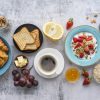 Een heerlijk power ontbijt met fruit, croissantjes, jam, yoghurt en havermout om de dag goed te starten.