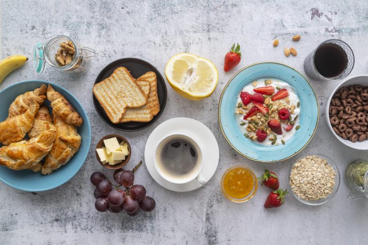 Een heerlijk power ontbijt met fruit, croissantjes, jam, yoghurt en havermout om de dag goed te starten.