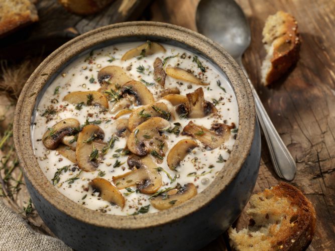 Champignonroomsoep met geroosterde knoflook en tijm