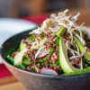 Traditionele Avocadosalade Met Quinoa Gefotografeerd Op Een Houtentafel.