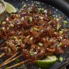 BBQ Gegrilde Teriyaki Varkensvlees Saté Met Sesam Dipsaus