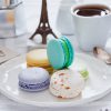 Ontbijt Met Franse Kleurrijke Macarons En Een Koffiezetapparaat Met Koffiekopje