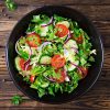 Salade Van Tomaten, Komkommer, Rode Uien En Sla. Gezond Zomer Vitamine Menu. Veganistisch Plantaardig Voedsel. Vegetarische Eettafel. Bovenaanzicht.