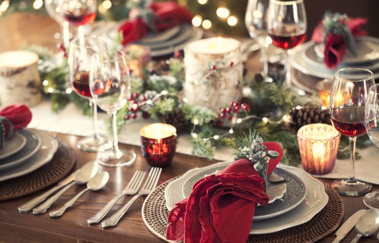 Een heerlijk diner voor thankgiving waarbij chique bestek en eetgerei wordt gebruikt.