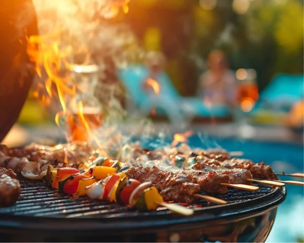 Barbecue met vlammen en vleesspiezen