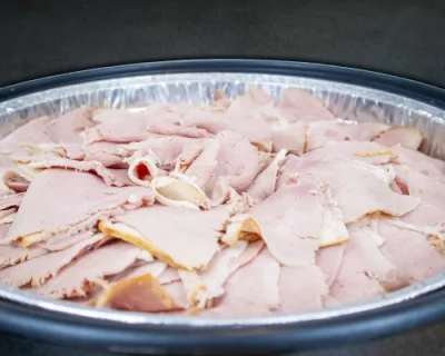 Partypan gevuld met gesneden beenham