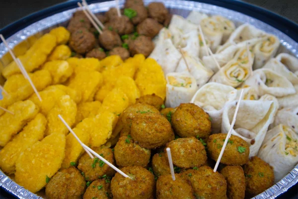 Schaal met warme bittergarnituur hapjes