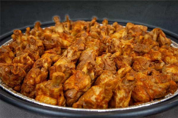 Grote schaal met warme kiphapjes