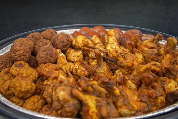 Partypan met kipkluifjes en worstjes